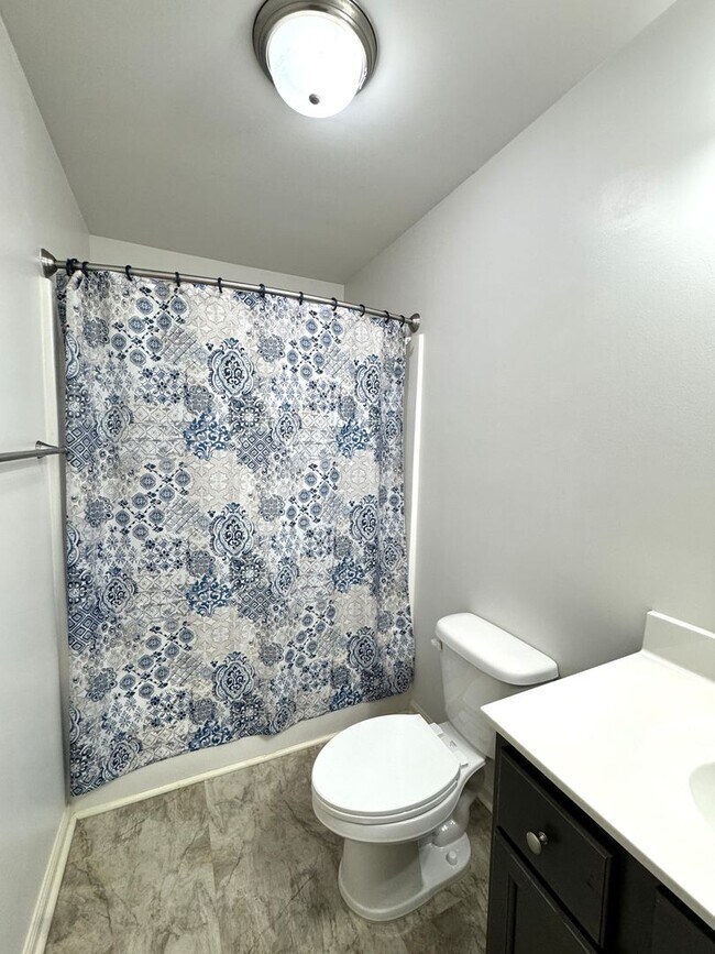 Building Photo - Beautiful Townhome with a Spacious Layout!