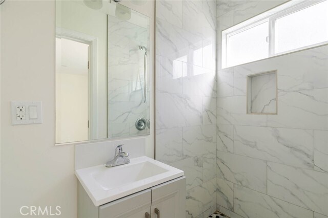 Building Photo - 9920 Pinewood Ave