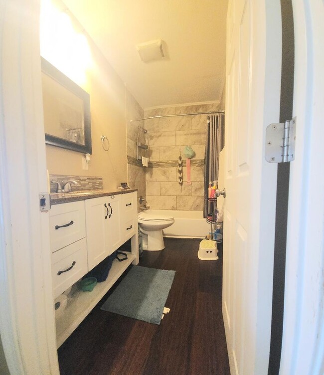 Building Photo - 3Bdrm Affordable, Quiet and Washer-Dryer I...