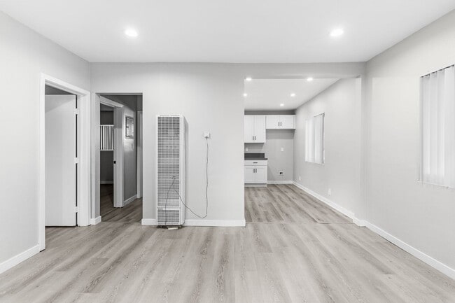 Interior Photo - 113-201 South Lillie Avenue