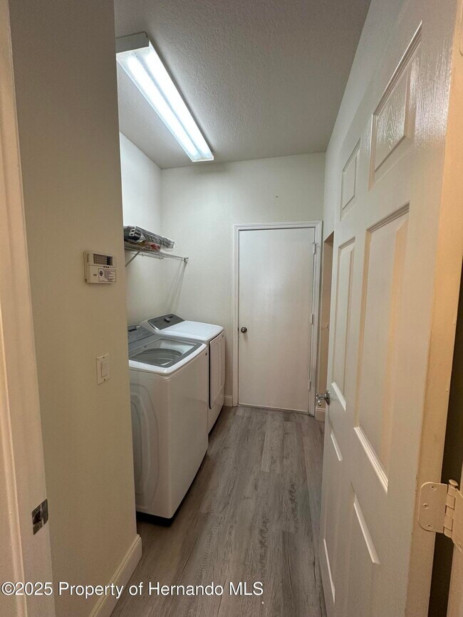 Building Photo - 14227 Wake Robin Dr