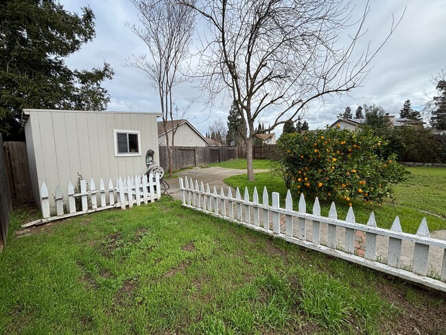 Building Photo - Sharp Home!