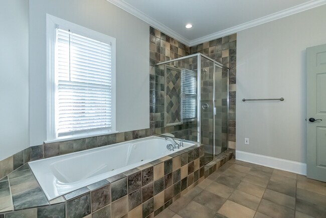 Building Photo - Dilworth home available immediately!