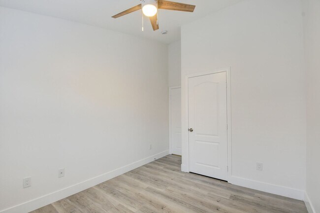Building Photo - Gorgeous 3 bedroom 2.5 bathroom Townhome c...