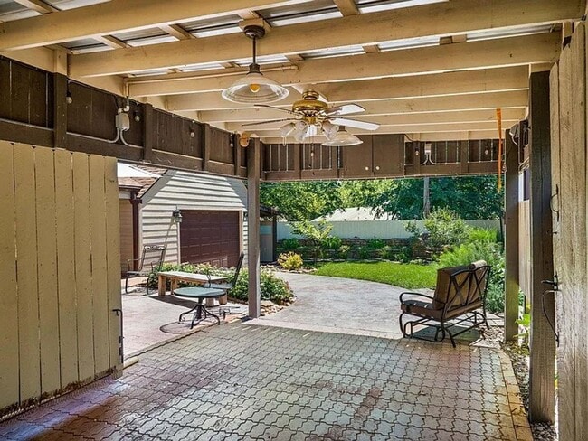 Building Photo - Incredible, executive, fully furnished, im...