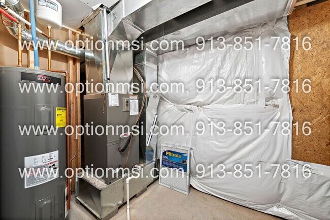 Building Photo - Blue Valley Townhome!