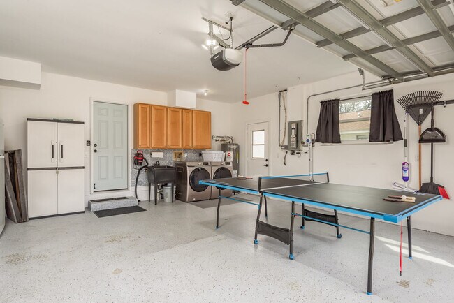 Building Photo - 1417 Poinsettia Ave