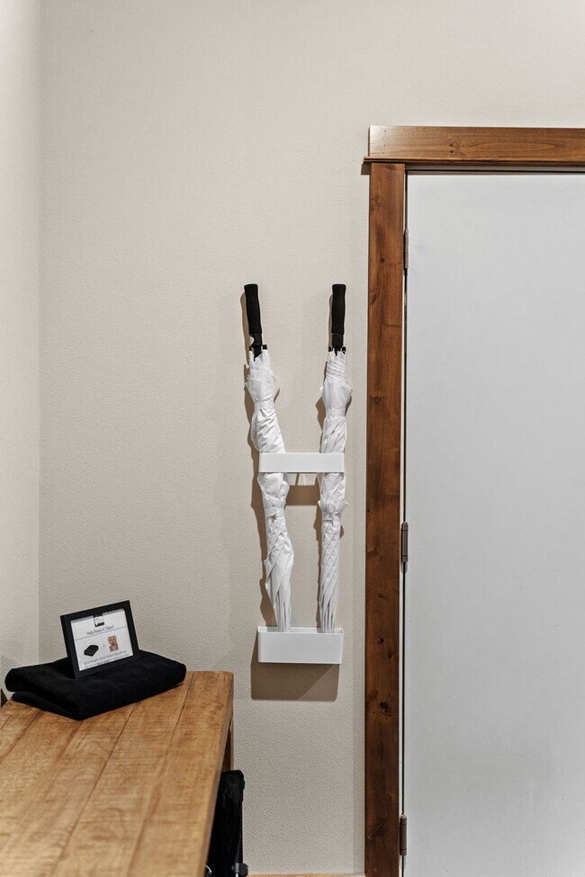 Building Photo - 301 E Walnut St