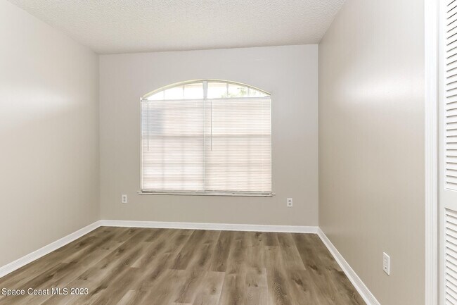 Building Photo - 2307 SW Kent Cir