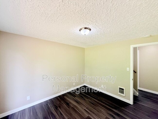 Building Photo - 3110 Thompson Ave