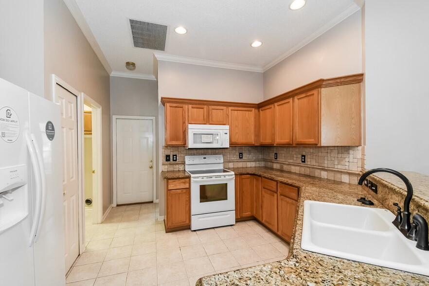 Building Photo - 755 Westminster Dr