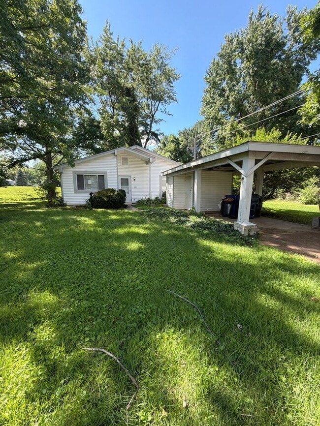 Building Photo - Welcome home to this spacious 3-bedroom, 2-bathroom home in the heart of Florissant!