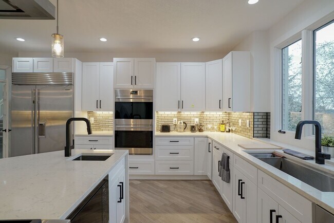 Building Photo - Pete’s Mountain Estate with Mountain Views