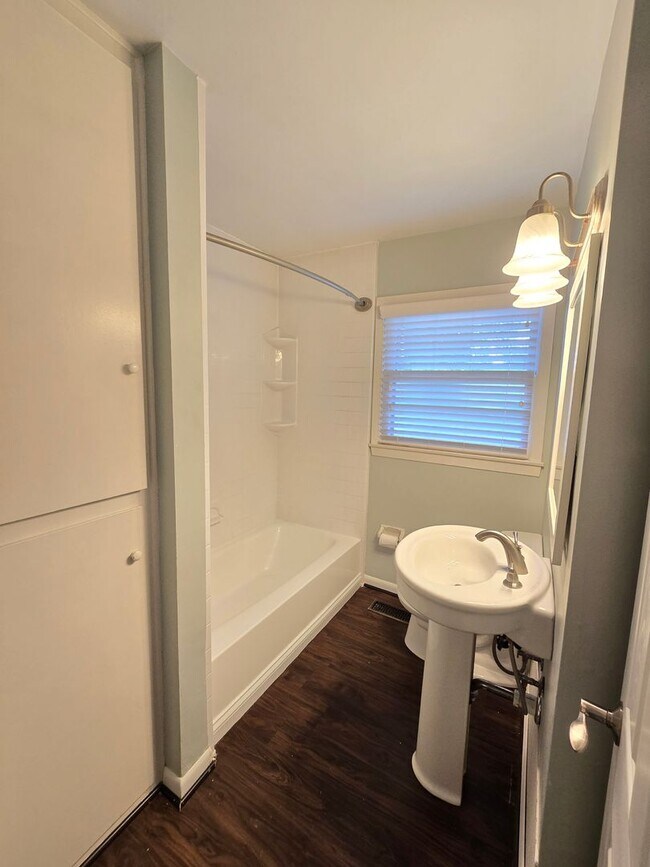 Building Photo - Newly remodeled 3 bed/1 bath home with a 1...