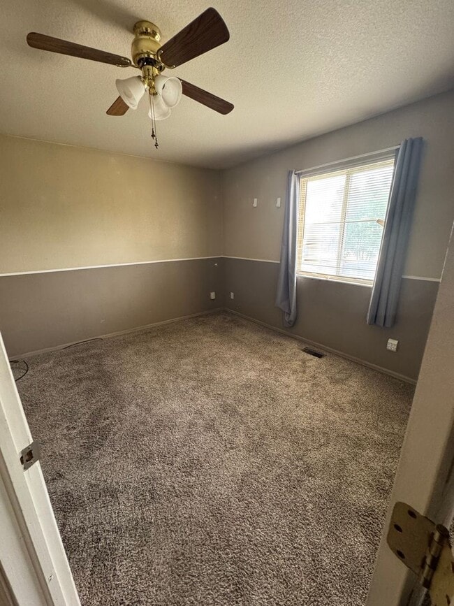 Building Photo - Willowbrook Home 3 Bedroom