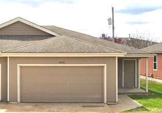 Building Photo - Great 3 Bed 2 Bath 2 Car Garage Flat Duplex- Pets ok!