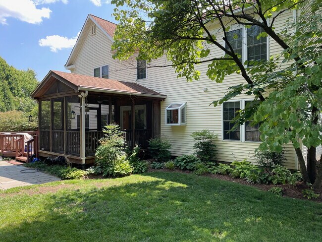 Building Photo - A Perfect Blend of Comfort and Convenience