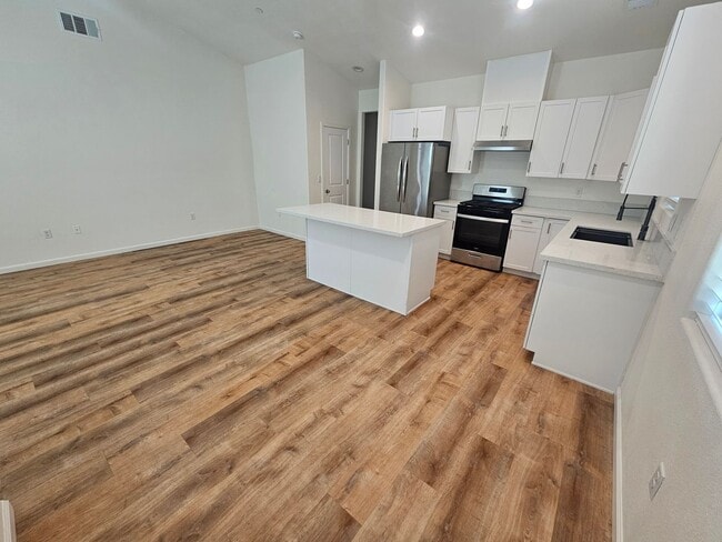Building Photo - 3 Bedroom 2 Bathroom Duplex for Rent in Corning!