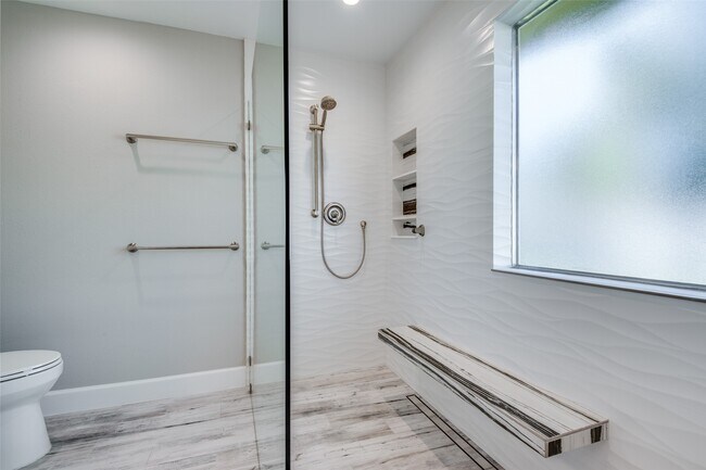 Building Photo - 3331 Hemingway Dr