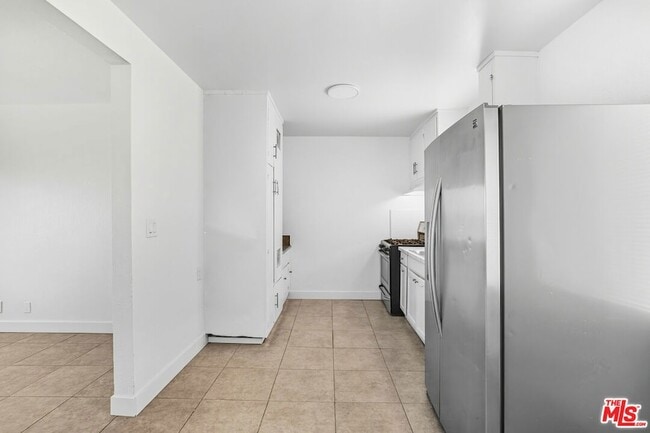 Building Photo - 959 S Soto St