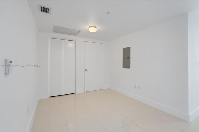 Building Photo - 475 Brickell Ave