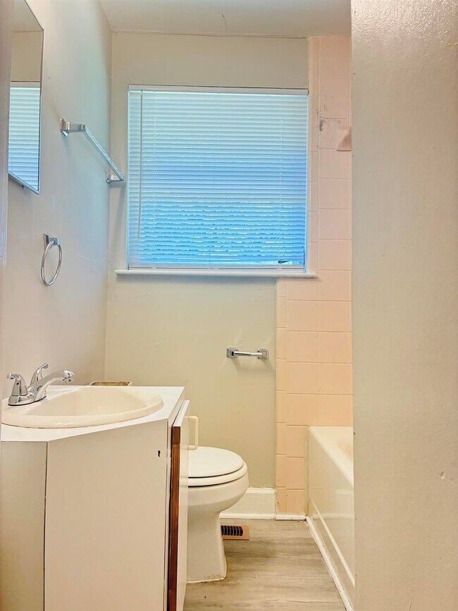 Building Photo - 1733 Finchley Dr