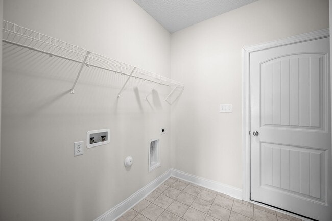 Building Photo - 505 E Black Water Ln