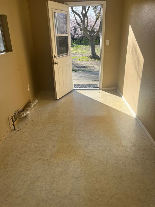 Building Photo - 2 bedroom 2 bath Country House with Big Den