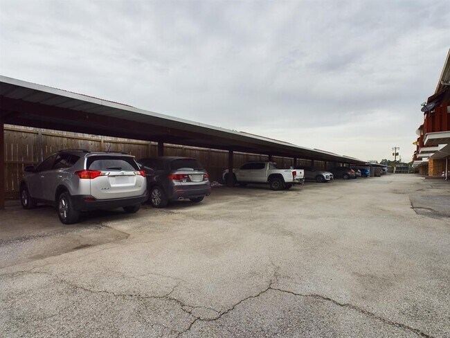 Building Photo - 2824 Briarhurst Dr
