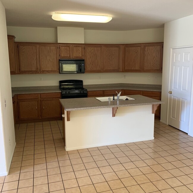 Building Photo - 4 BEDROOM VICTORVILLE HOME