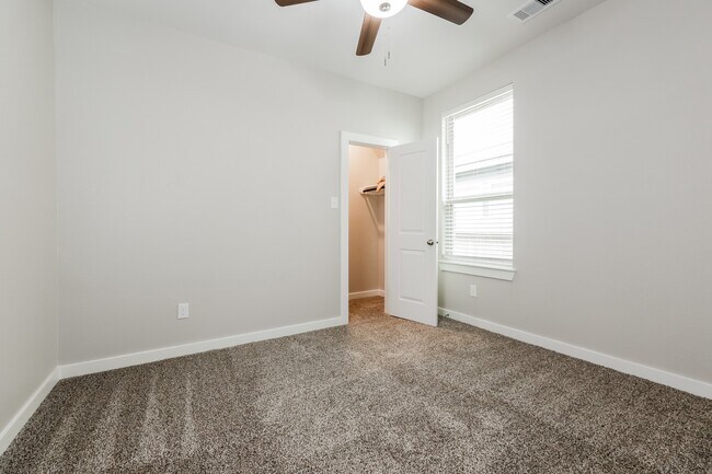 Building Photo - 235 Aster View Ct