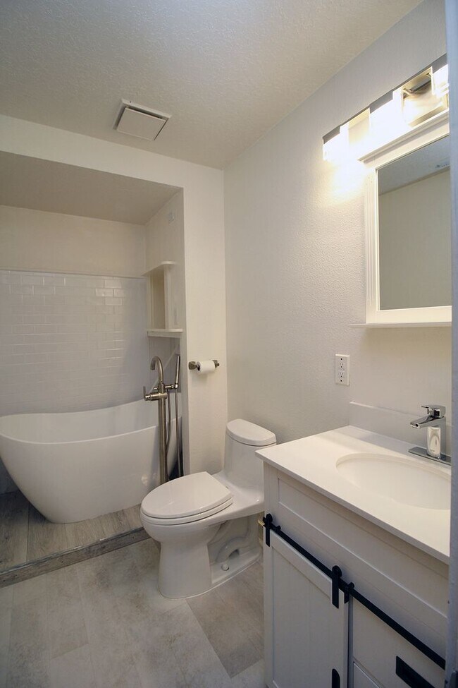 Building Photo - 7545 N Edgewater St