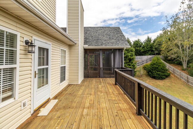 Building Photo - 1100 Winterberry Ln