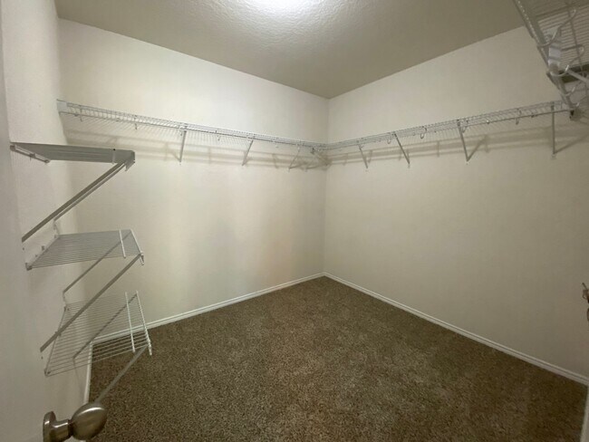 Building Photo - 8027 Ashwood Pointe