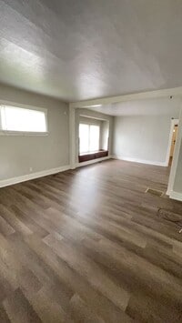 Building Photo - 2 Bedroom Home, Fenced in Backyard + Garage! Available Now!