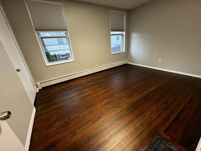 Building Photo - 158 Holland St