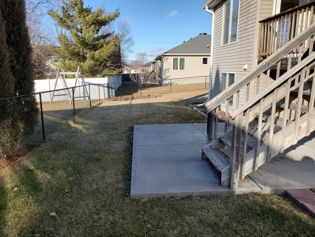 Building Photo - Beautiful Townhome in the popular Vavrina ...