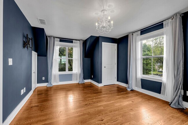 Building Photo - Great price for a huge house! CHARMING Sylvan Heights home 4 Bed 4 Bath. Beautiful private backya...