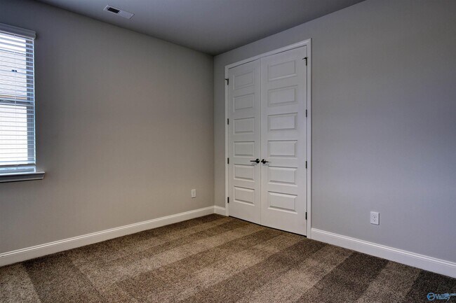 Building Photo - 190 Clift Crk Dr