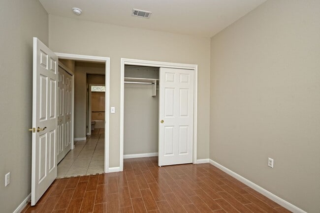 Building Photo - 106 Sunflower St