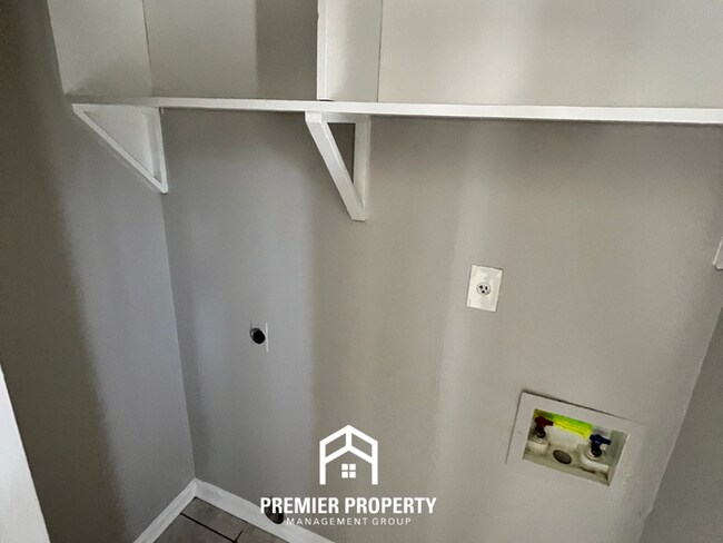 Building Photo - Charming 3BR Home in 38118 | Hardwood Floors & Spacious Fenced Backyard