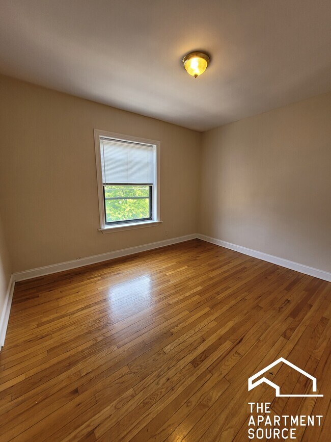 Building Photo - 925 Forest Ave