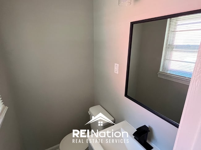 Building Photo - HOT LISTING! 3BR/1.5BA Memphis Gem | Hardwoods & Fenced Yard | 2-Car Garage!