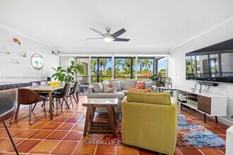 Building Photo - 1100 SE 5th Ct