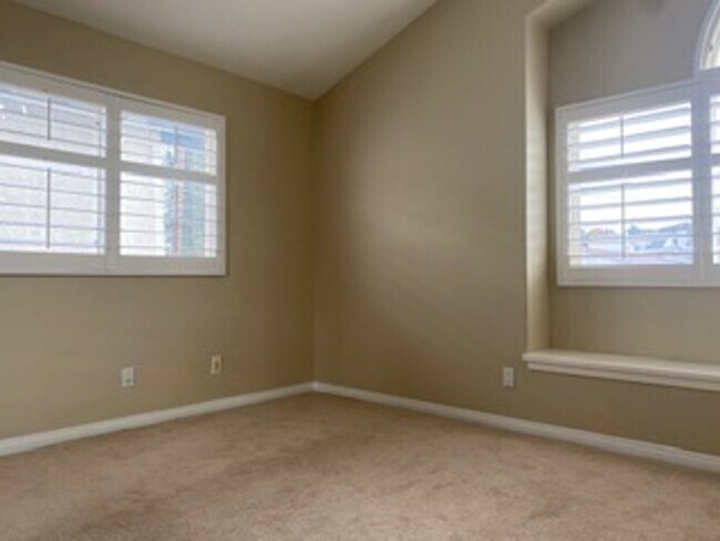 Building Photo - Beautiful Detached 4 bedroom, 2.5 Bath Tow...