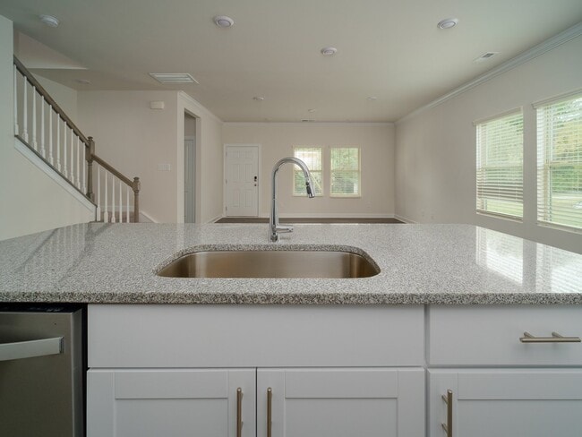 Building Photo - "Charming 3-Bedroom Retreat with 2.5 Baths in the Heart of Belmont!"