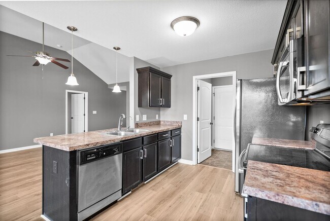 Building Photo - Pet Friendly Three Bedroom!