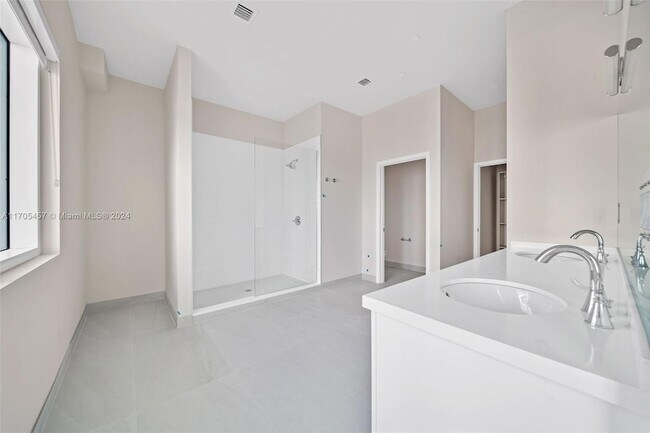 Building Photo - 555 NE 34th St