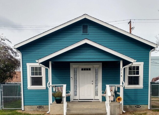 Building Photo - Single Family 2 Bedroom 1 Bath Home on Large Fenced Lot