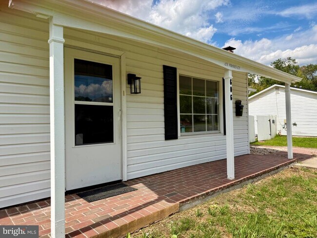 Building Photo - 606 W Beech Rd